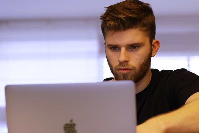 student browsing FAQ for online copywriting courses in Canada